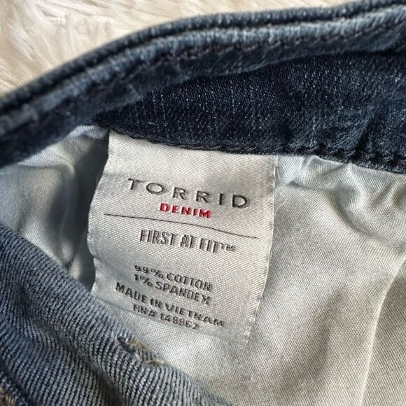 Torrid Jean Shorts Button Fly Womens Size 14 - Picture 5 of 5
